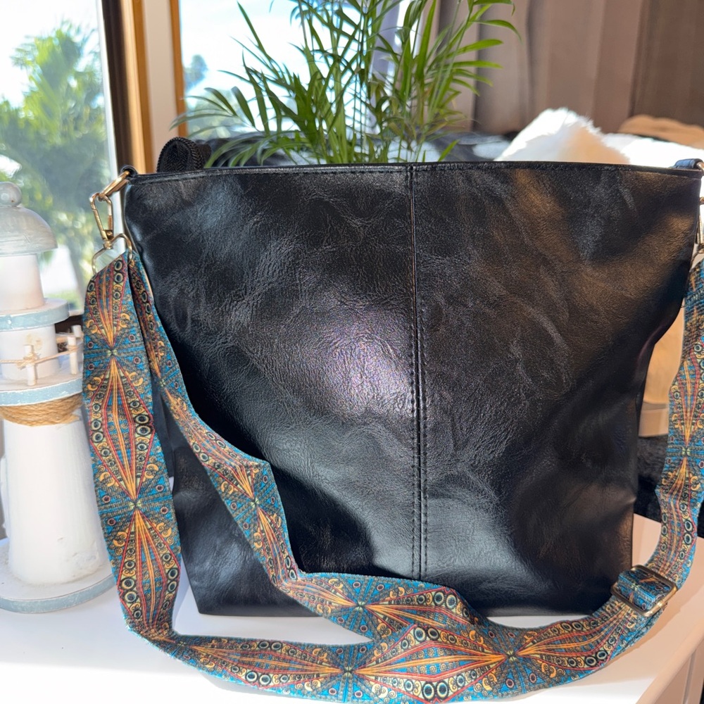 Vintage Solid Color Leather/Crossbody Bag In Black - Picture 2 of 11